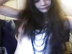 Une fille de 18 an poilue avec chatte crémeuse sur webcam