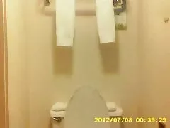 Femme poilue dans la salle de bain sur caméra cachée