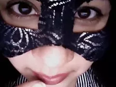 Chatte poilue aux gros seins et mamelons joue sur la came