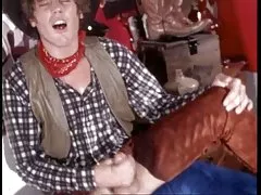 Cowboy Vintage grosse bite remplit le trou du cul poilu de fille (camaster)