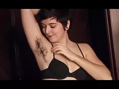 Chatte poilue sexy babe parle ses cheveux corps incroyable