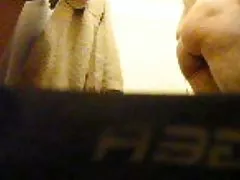 Caméra cachée - français mature dans salle de bain