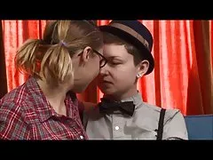 Deux filles sur un canapé