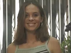 Brune salope bandes et ouvre sa chatte