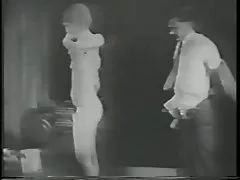 Horny chick doigts sa chatte dans un porno noir et blanc