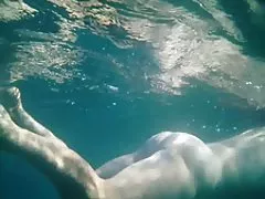 Naked milf allemande nue avec petits seins aiment à montrer la chatte