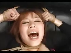 Teen asiatique cordée, faite à l'orgasme