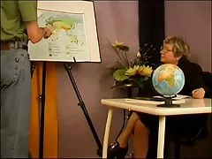 Professeur mature russe baise jeune étudiant