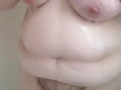 BBW douche avant de se coucher, laver sa chatte poilue, seins, ventre