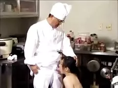 Cuisinier de restaurant chinois baise chaude milf serveuse