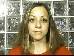 Brunette grimpe sur le lit et écarte ses jambes