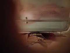 Femme poilue dans la chambre à coucher (caméra cachée)