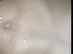 Petite amie échauffement avec gode