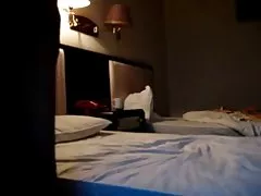 Couple amateur chinois dans l'hôtel