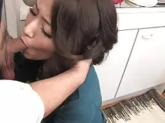 Brunette avec un collier obtient son clitoris taquiné avec des jouets