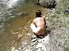 Morgan, prendre un bain dans la rivière