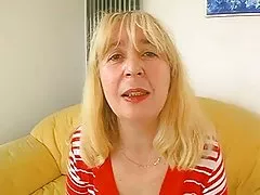 Chubby poilue baise mature dans le canapé