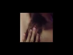 Chatte poilue les yeux bandé