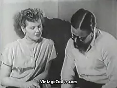 Poilue garçon pénétrant son nouvel ami (vintage des années 1950)