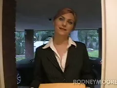 Poney de molly de chatte poilue avec rodney moore