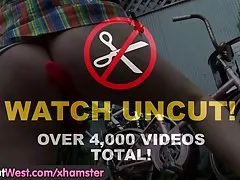 Filles dans l'Ouest - horny cycliste jouets sa chatte poilue