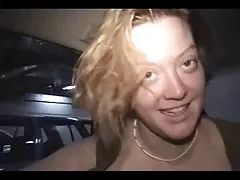 Nerd rousse pâle ramassé et baisée dans la voiture