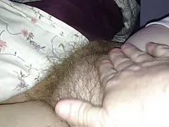 Serrant son monticule poilu chubby doux