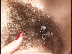 Blonde poilue avec bush noir et gros cul Monte dur !