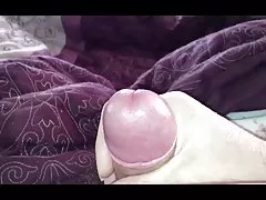 En caressant doucement ma bite, seins sur ma bite, poilue fosse