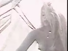 Real voyeur - vestiaire - jolie blonde tente de bikini