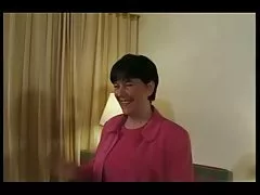 Mari surprises brit poilue femme avec 3 bites