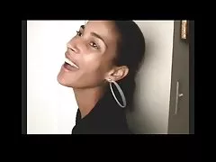 Mandy montrant chatte poilue et clito bvr