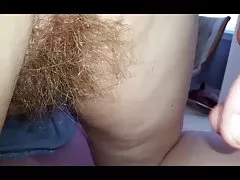 Jouer avec son cul poilu, j'ai trouvé une pube 10 pouces