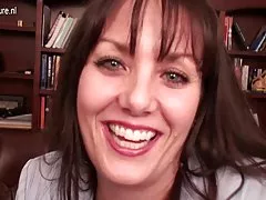 Amateur vraie mère américaine devant ordinateur