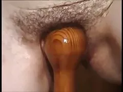 Chatte poilue, bas jarretières, gode et autre...