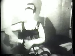 Brunet sexy en lingerie joue avec un gode dans sa chatte serrée