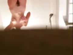 Mouvement lent de femme poilue bush sortir de la douche