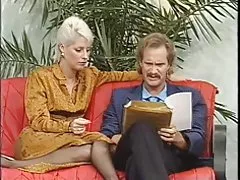 Dame de travail blonde cheveux courts