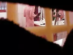 Caméra cachée - mature 55 ans pris dans la salle de bain