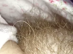 Tirez vers le bas de son pyjama révélant son monticule douce chatte poilue