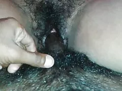 Deux Sri-lankais ayant sex.women sur le dessus