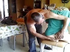 Moi poilue se gode de sarah avec un homme plus âgé