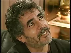 Les gars regarder à putain brunette sucer et prennent la grosse bite noire sur un canapé