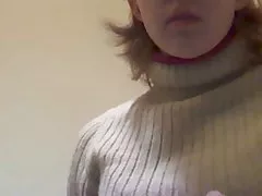 Jouer Teen avec bouteille dans les toilettes