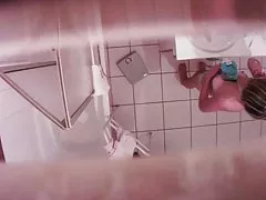 Caméra cachée - couper les poils de la chatte