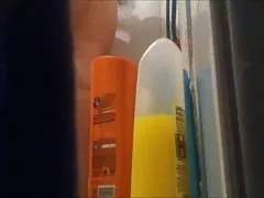Maman nue pris dans la douche en caméra cachée
