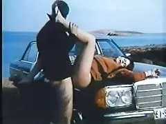 Mer bleue profonde, chatte profonde floue