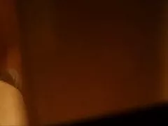 Voyeur par la fenêtre couple amateur fait l'amour